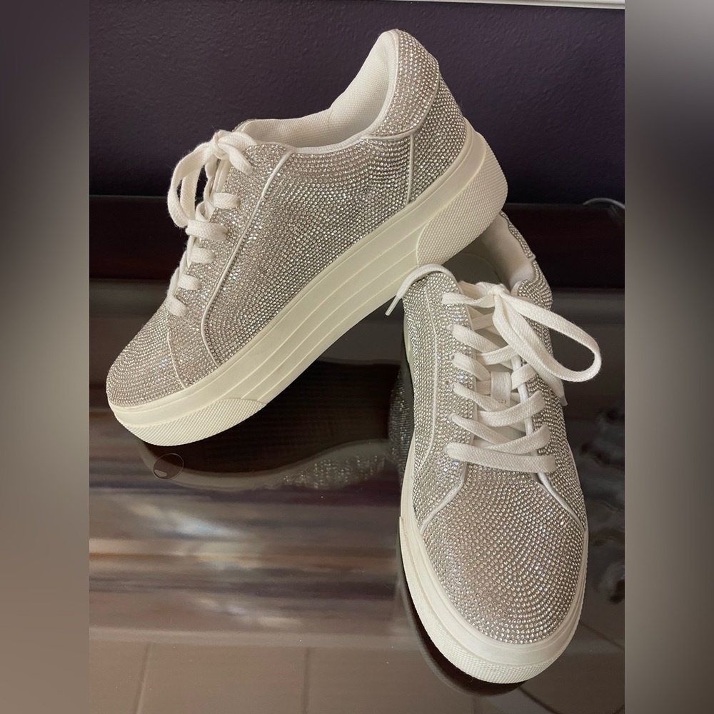 Jessica Simpson Cherello Platform
Women's Sneaker Silver Metallic Size 8.5